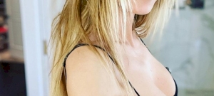 The stars are falling apart too: Heidi Klum cuts her bangs in a bra